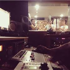 lasgafasdevilla's tweet photo. Morat en sus principios// morat ahora https://t.co/4p1ZMuJVof
