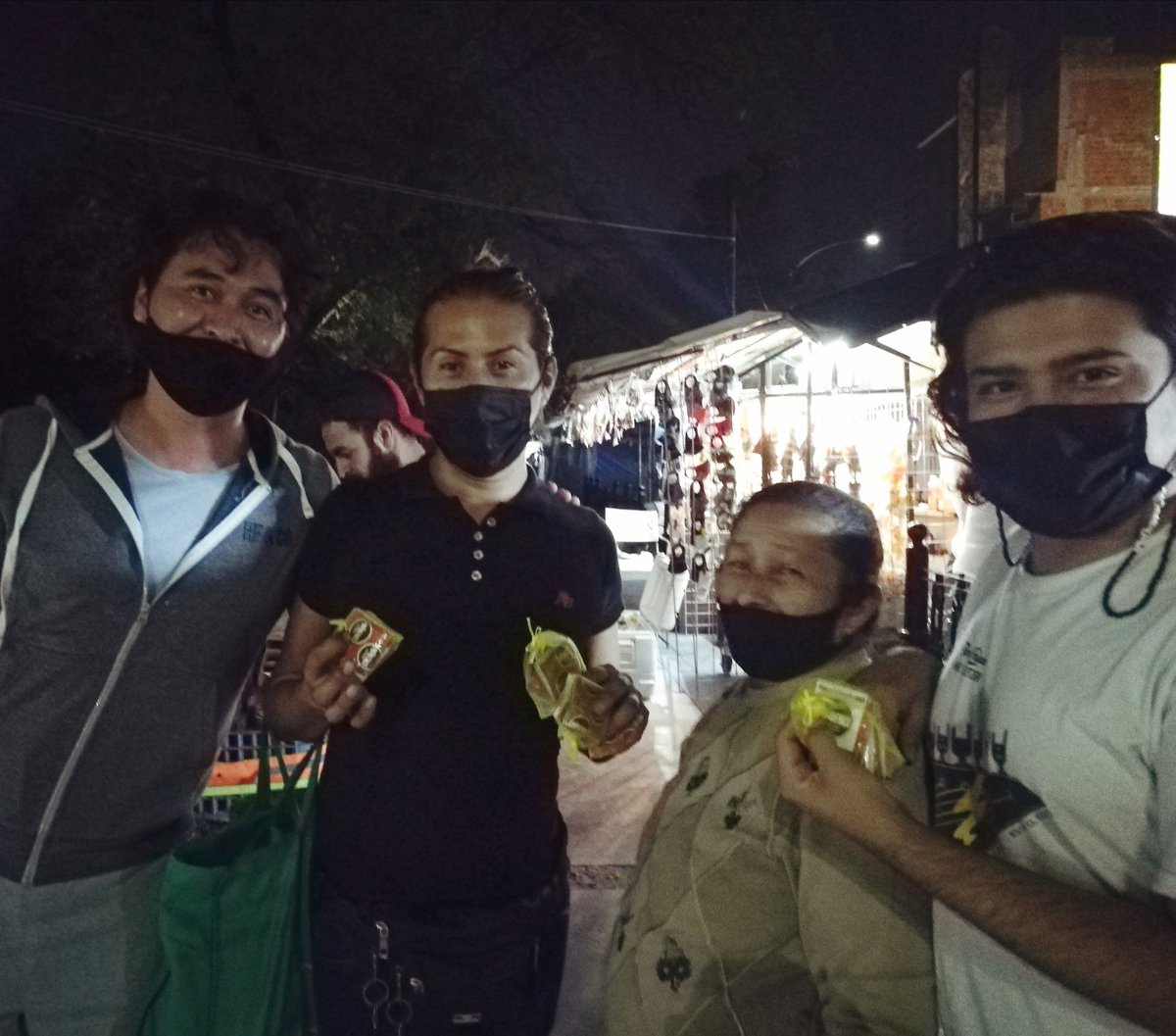 DanSantosMX's tweet photo. Con el equipo de #DiversidadSexual del PRD, 
ofrecimos información para prevenir la transmisión del VIH y entregamos condones en plazas y parques de Monterrey; esta noche continuamos.

#DiaMundialdelSIDA https://t.co/jJRJzDknSH