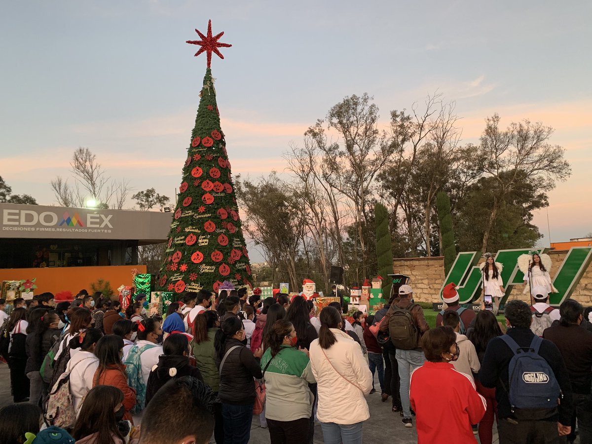 UTFVoficial's tweet photo. Emotivo evento de encendido del Árbol Navideño en le UTFV! Docentes, alumnos, administrativos y público en general, unidos preservando tradiciones! Felices Fiestas! #SomosDragones #SomosUTFV #DragonesUTFV #LlegoDiciembre #Navidad2021 #DaleDragón https://t.co/N1hUM3R40x