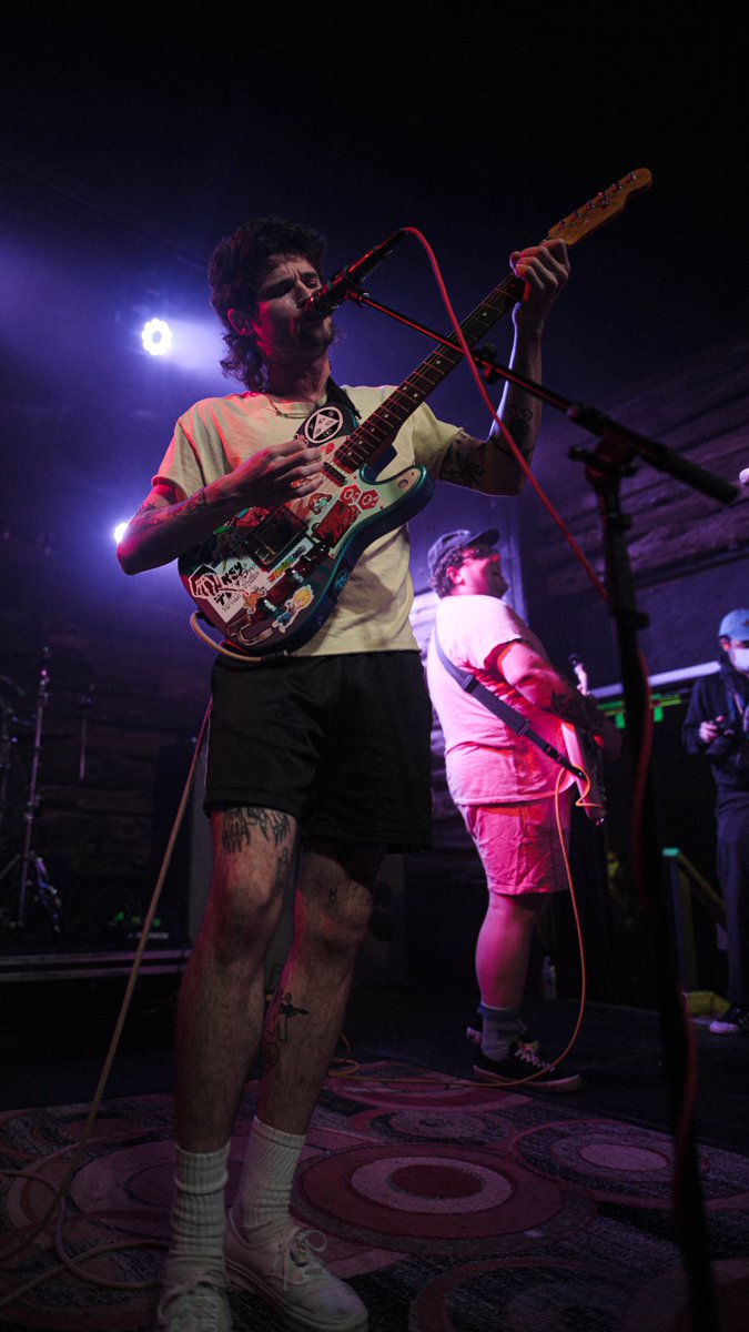 floofyfeather's tweet photo. sold out @momjeansca show last night! https://t.co/LKriaB6x8L