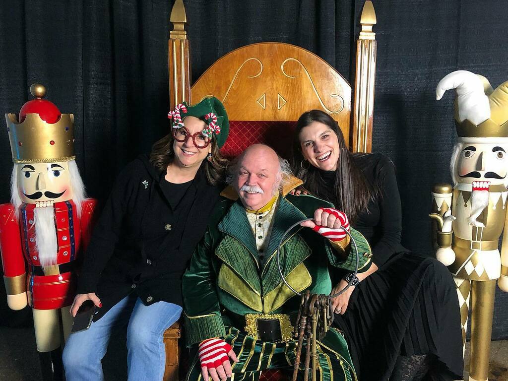aliciamhansen's tweet photo. When your best friend is the keeper of the keeper of the keys. 🔑  CLE, give the one and only @mrjingeling a follow! 🎄 #thisiscle #myilea #thursdaytherapy #mrjingeling #cleveland #cle https://t.co/Br1vLiWcv3 https://t.co/0QsojyjRI7