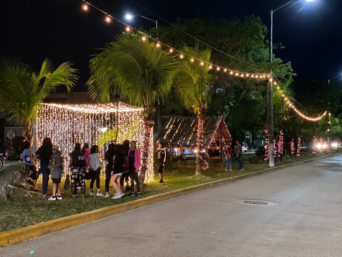 AytoCancun's tweet photo. 🎊Encendido de nuestra Villa Navideña🎄🎉
Te esperamos mañana a partir de las ⏰ 18:00 horas para disfrutar con la familia.👨👩👧👦
📍#SM95 manzana 32 Av. Industrial Camellón Central.
No olvides traer tu cubrebocas 😷 y seguir todas las medidas sanitarias.
#TierraDeEsperanza https://t.co/SXZDYOY0u7