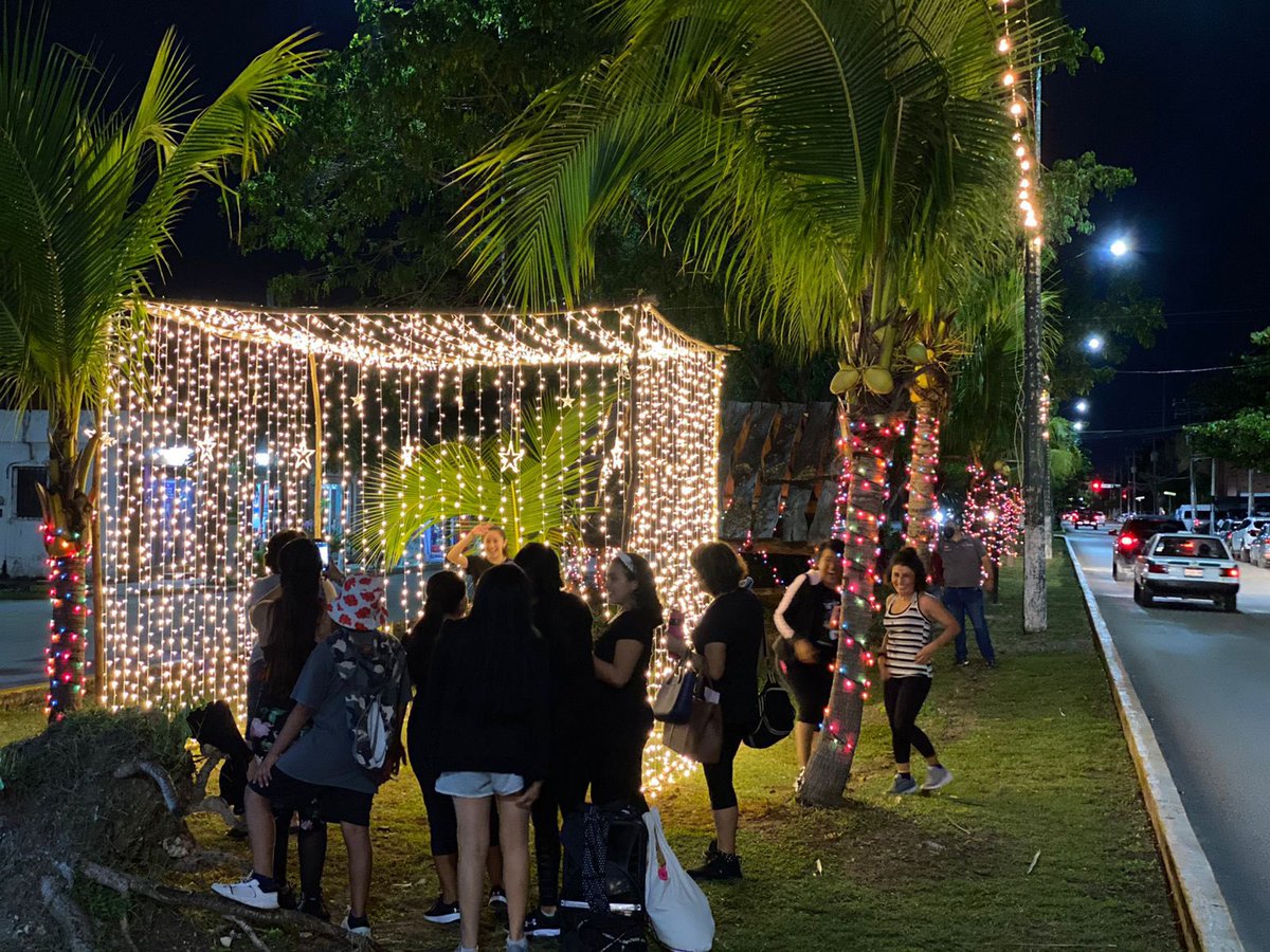 AytoCancun's tweet photo. 🎊Encendido de nuestra Villa Navideña🎄🎉
Te esperamos mañana a partir de las ⏰ 18:00 horas para disfrutar con la familia.👨👩👧👦
📍#SM95 manzana 32 Av. Industrial Camellón Central.
No olvides traer tu cubrebocas 😷 y seguir todas las medidas sanitarias.
#TierraDeEsperanza https://t.co/SXZDYOY0u7