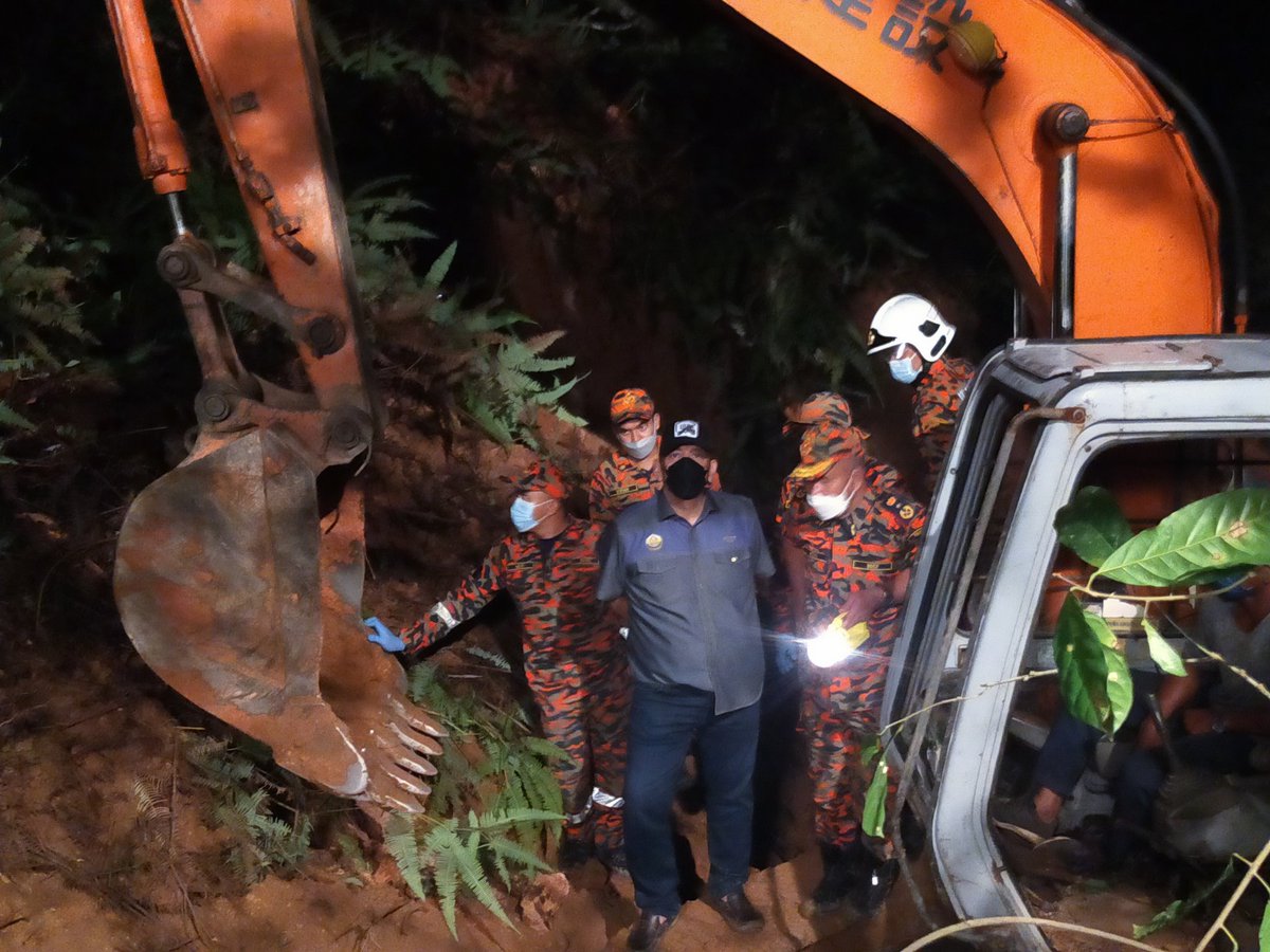 BOMBAperak's tweet photo. Operasi Mengeluarkan Mangsa Tanah Runtuh di Jalan Simpang Pulai - Cameron Highland https://t.co/u4MNdrILnd