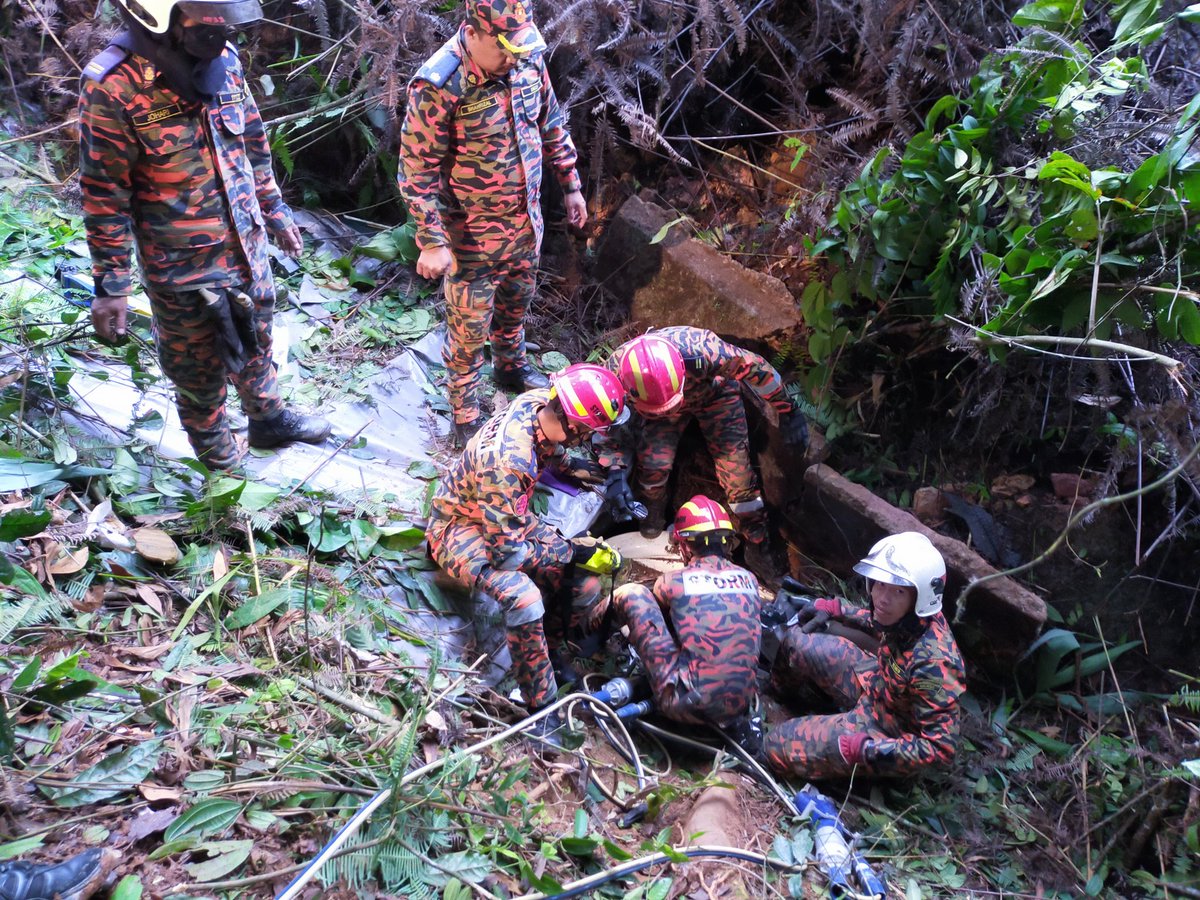 Operasi Mengeluarkan Mangsa Tanah Runtuh di Jalan Simpang Pulai - Cameron Highland