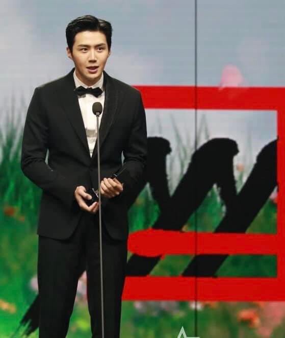 prettywoman666's tweet photo. สมมติว่า ถ้าพิซอนมารับรางวัล พิก็จะกล่าวแบบนี้ ยิ้มแบบนี้ และน่ารัก หล่อ ออร่ากระจายแบบนี้หล่ะ วนไปดูงานปีก่อนให้ใจฟูก่อนจะนอนหลับฝันดี ฝันว่าวันพรุ่งนี้ พิจะตื่นขึ้นมาด้วยรอยยิ้มเหมือนเช่นเคย #KimSeonHoAAAPopularActor #KimseonhoUIDOLLIVEPopularity #Kimseonho #คิมซอนโฮ https://t.co/M0KbtdTkq1