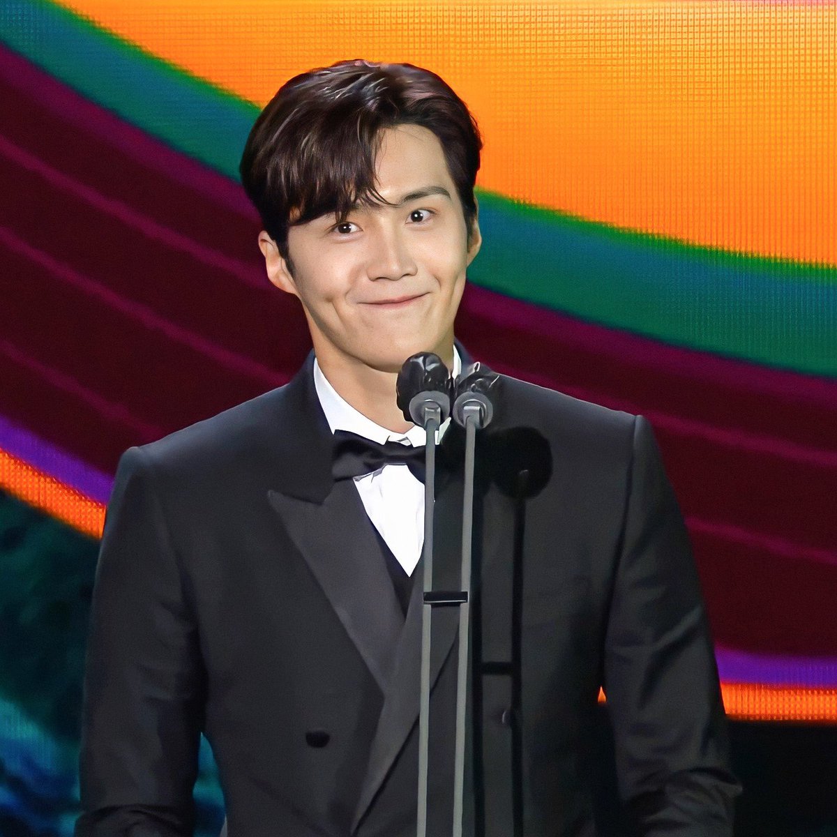 prettywoman666's tweet photo. สมมติว่า ถ้าพิซอนมารับรางวัล พิก็จะกล่าวแบบนี้ ยิ้มแบบนี้ และน่ารัก หล่อ ออร่ากระจายแบบนี้หล่ะ วนไปดูงานปีก่อนให้ใจฟูก่อนจะนอนหลับฝันดี ฝันว่าวันพรุ่งนี้ พิจะตื่นขึ้นมาด้วยรอยยิ้มเหมือนเช่นเคย #KimSeonHoAAAPopularActor #KimseonhoUIDOLLIVEPopularity #Kimseonho #คิมซอนโฮ https://t.co/M0KbtdTkq1