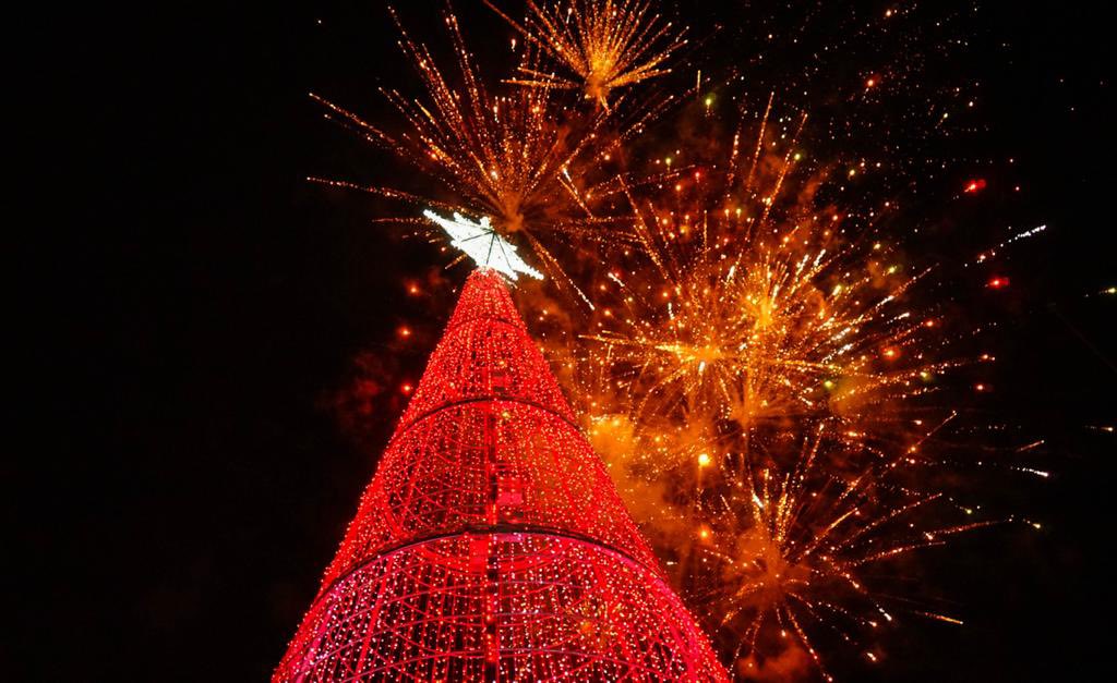 Recibimos diciembre con el encendido del árbol e iluminación navideña, en el marco del festejo de 9 años como #PuebloMágico, en compañía del Diputado Federal <a href="/NataleGutierrez/">Marco Antonio Natale Gutiérrez</a>. 

¡Te invito a venir con tu familia, tomarte la foto y compartir la magia de #XicotepecDeslumbrante!