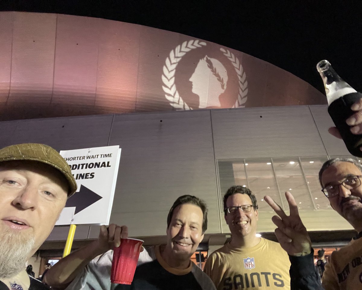bsmith8187's tweet photo. #SaintsGameday #CaesarsSuperdome #Where’sLeon https://t.co/hLPgultPQV