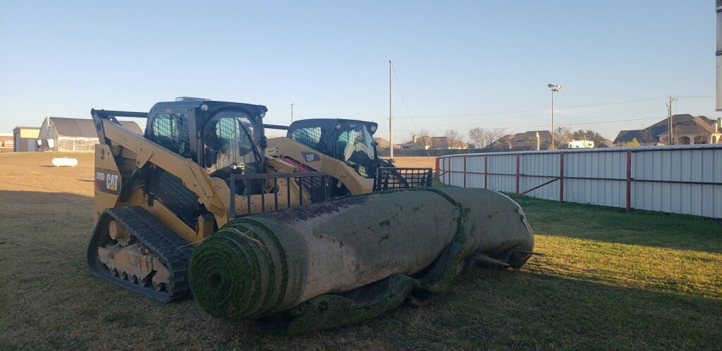 RobinsonSball's tweet photo. Thank you D. Pierce and Pierce Roofing Solutions, LLC for donating turf for our batting cages. Also want to thank Waco Towing for taking time to pick up, deliver, and layout the turf for us. And special thanks to @RNQFootball  for taking time to finish the job! https://t.co/IT2E5jaQKX
