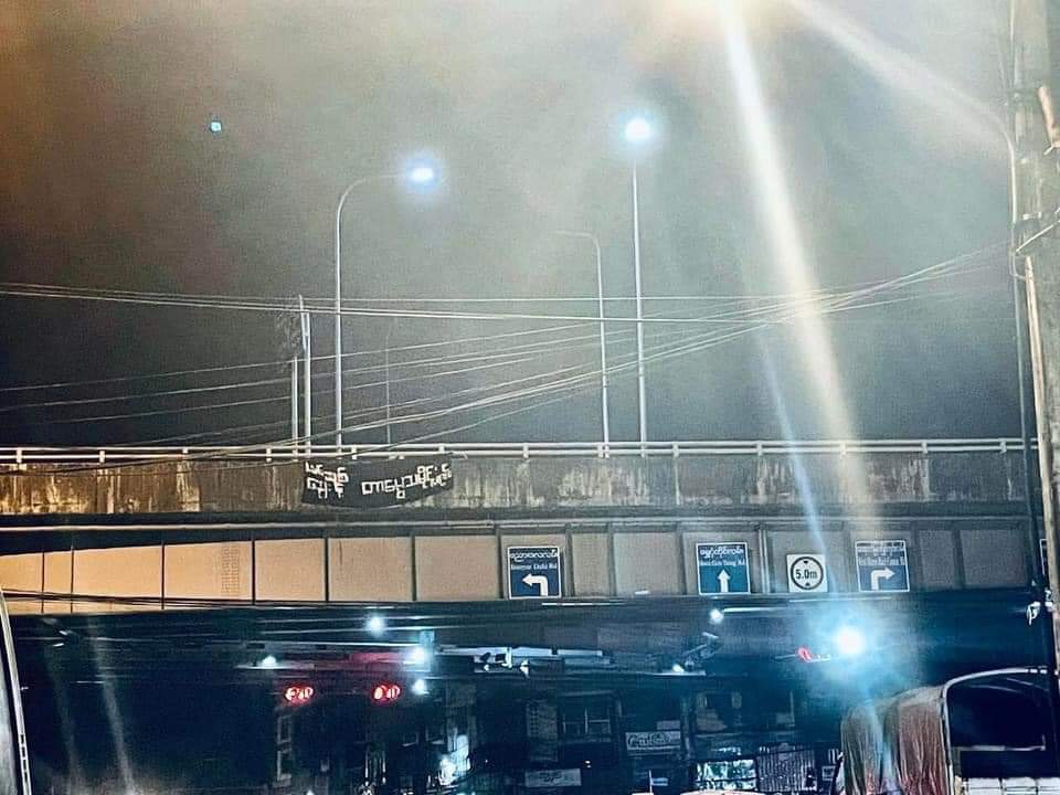 KhinKyiPyarAun3's tweet photo. Youths from Tarmwe town held a protest against military dictatorship by hanging anti-regime banner at #Tarmwe overpass in Yangon.
LEGALIZATION OF NUG
#Dec3Coup
#WhatsHappeningInMyanmar https://t.co/Q0QlKgZZBr