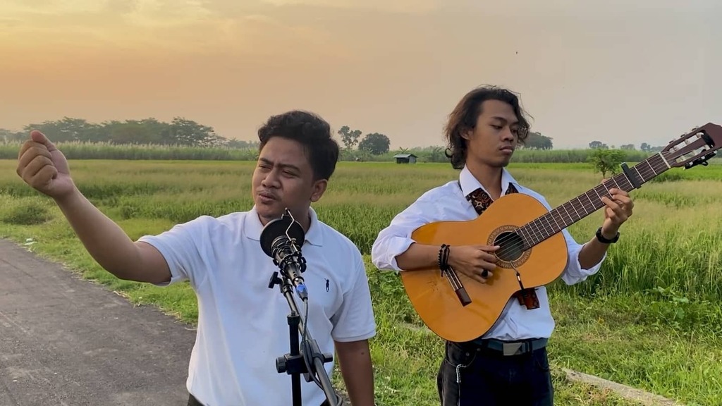 fasbuk_kds's tweet photo. Tahun Depan Lanjut Nggak Yaaa,, 
Sementara Kita Masih Podcast Dulu yaaa...
Kita Bikin Pertunjukan,
Setelah itu Pertunjukan Akan kita Diskusikan di Podcast FASBuK,,
Semoga Pandemi Secepatnya Berakhir...
Bersama Duo Ganteng,,
@aan_hariyanto_sastro_amijoyo … https://t.co/2Ytr24NIyW https://t.co/OC69cY7ZAO