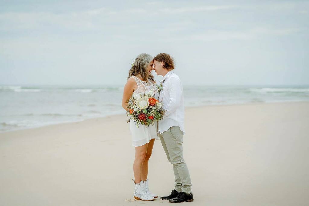 LindyPhotos's tweet photo. A glaringly bright early morning wedding calls for a softer more muted edit for Gretchen and Heath. https://t.co/OyBJFT6kvJ