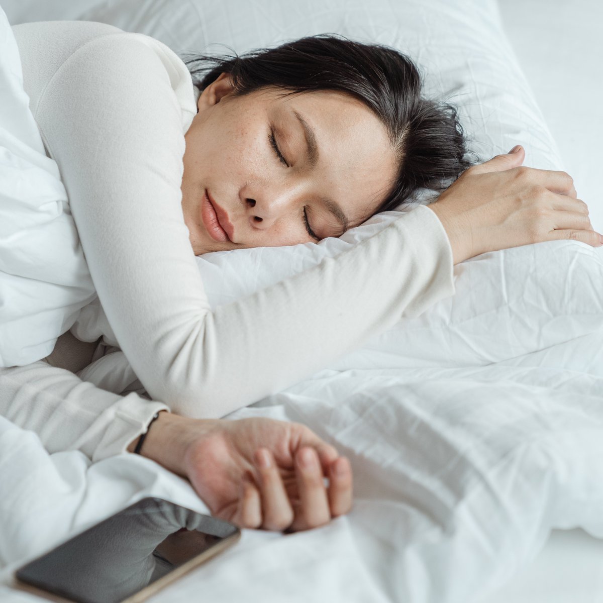 civant's tweet photo. Your screen time impacts your skin. Phones and laptops emit blue light, which increases the formation of wrinkles. Need to wind down before bed? Try curling up with a good book instead of scrolling. 📚 > 📱 https://t.co/LgwOLaMF6W