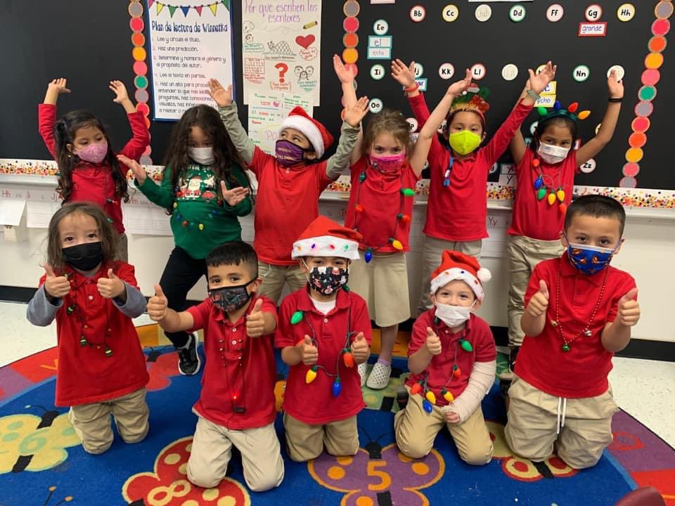 WinnetkaDISD's tweet photo. ๐Wildcats are merry and โbrightโ! โญ๏ธ
#WinterBlast #DallasISDFestive https://t.co/e1gpxIq01y
