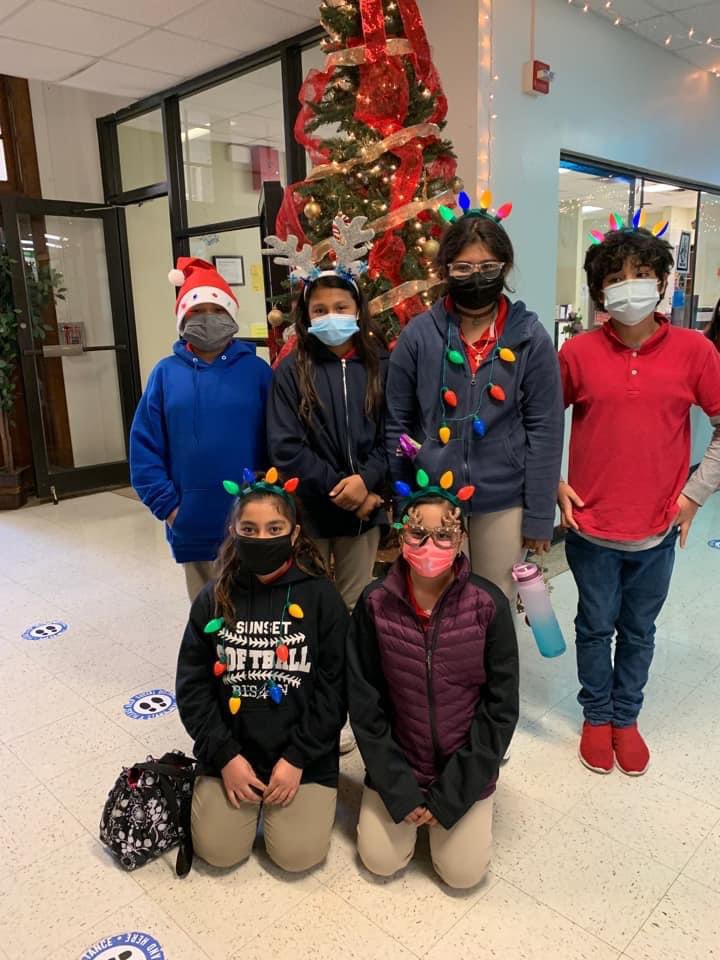WinnetkaDISD's tweet photo. ๐Wildcats are merry and โbrightโ! โญ๏ธ
#WinterBlast #DallasISDFestive https://t.co/e1gpxIq01y