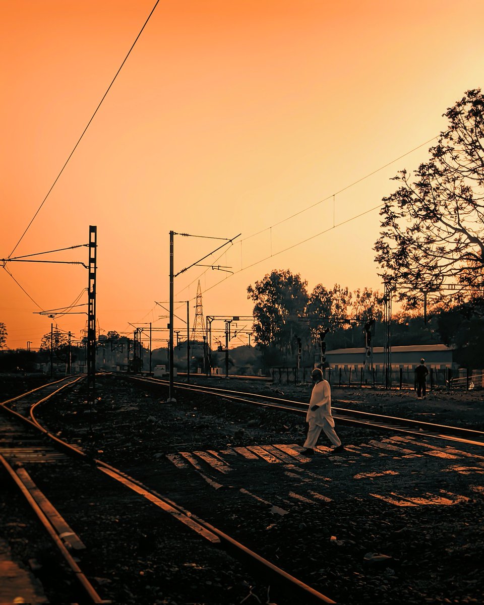 mukundsolanki_'s tweet photo. The hardest walk is walking alone,
But it's also the walk that makes you stronger 🧡
Shot on @realmeIndia @realmeCreators @realmeglobal
#shotonrealme #GoToExplore https://t.co/2zjzJv3OLr