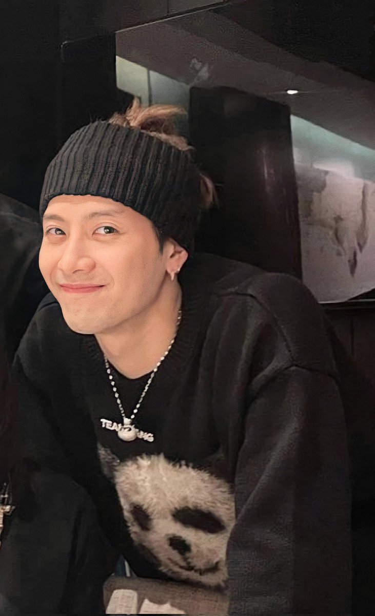 sneakyseunie's tweet photo. jackson wang with his panda sweatshirt + apple hair with headband 🥰 https://t.co/tAfL50Sf1r