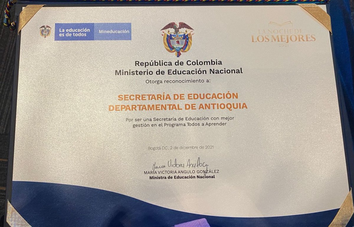 anibalgaviria's tweet photo. Con nuestro programa Todos a Aprender, más de 5.000 maestros han fortalecido sus prácticas pedagógicas, lo que redunda en calidad educativa. En la #NocheDeLosMejores logramos un reconocimiento especial por esta experiencia exitosa. Enorme gestión de @SecEducacionAnt. https://t.co/ZTxFmNHGDy