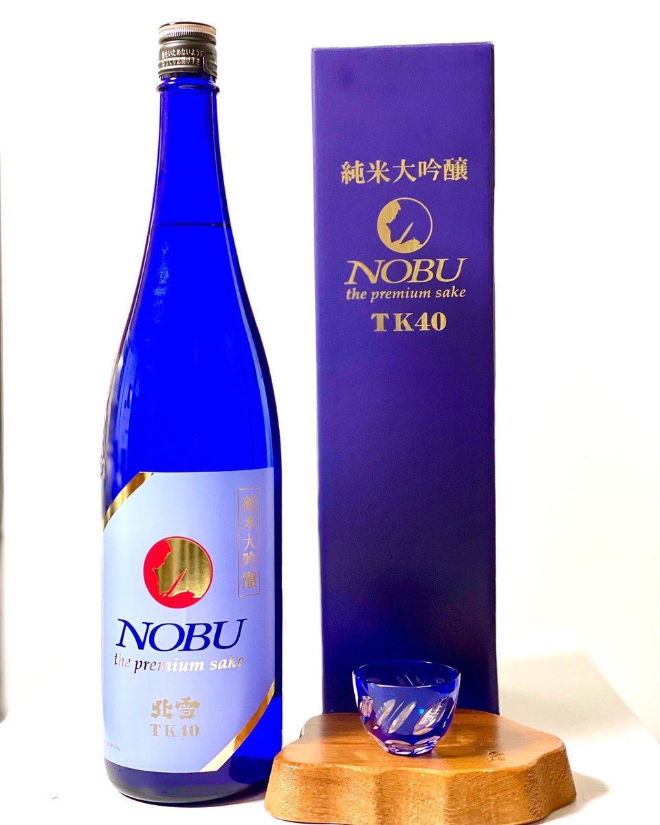 gzVFdAjeY6BCWVH's tweet photo. 世界各地に広がるレストラン「NOBU」で提供されていり純米大吟醸❣️
目にも鮮やか❗️飲んで美味しい❗️最幸の1本❣️(^_−)−☆
北雪 NOBU TK 40
純米大吟醸
1500ml
¥5500(税込み)
#北雪 #北雪酒造 #tk40 #純米大吟醸 #北九州市 #北九州 #好きっちゃ北九州 #北九州市八幡西区 #倉成酒店 #北九酒 https://t.co/2womlgviwd