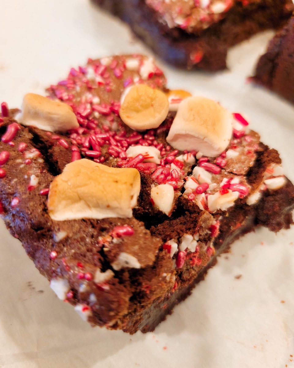 FunshineBakery's tweet photo. Miss us? 😊🐼

New month, new brownies. 🍫❄️

Introducing Peppermint Chill Brownies*! 😍

Available this weekend @gilbertmarket and coming soon to order off our Holiday menu. 💚

*Very open to any name suggestions you may have for this new brownie. 😆

#brownies #peppermint https://t.co/9xcGinyanK
