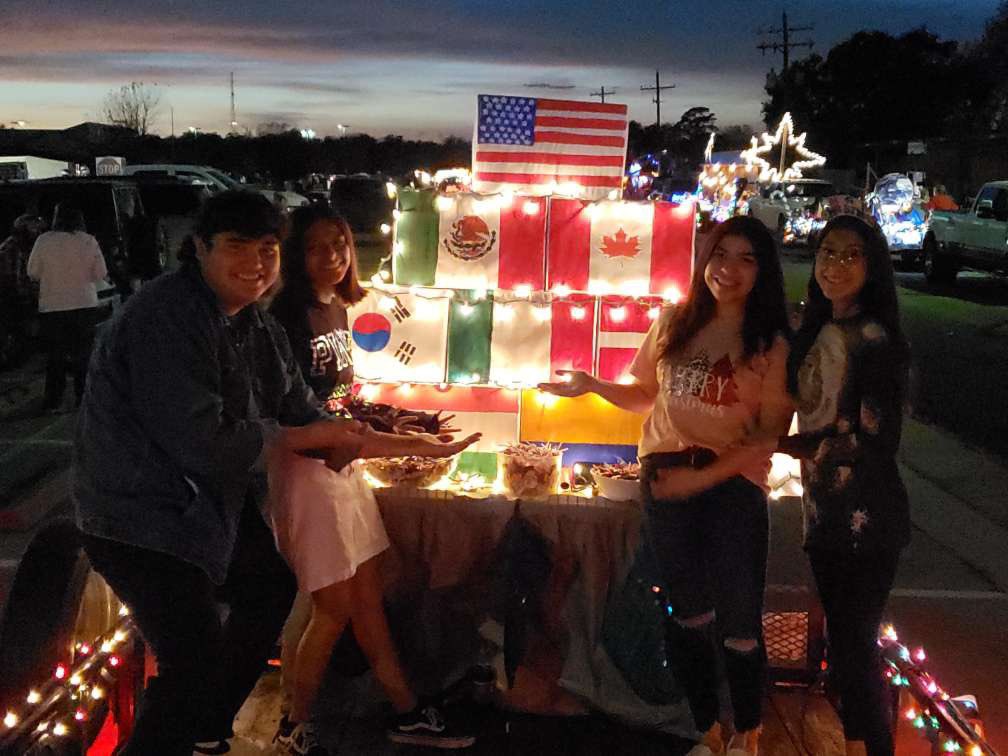 hs_honor's tweet photo. NHS at the 2021 Christmas Parade
Happy Holidays🎄 https://t.co/OnZJbEuASc