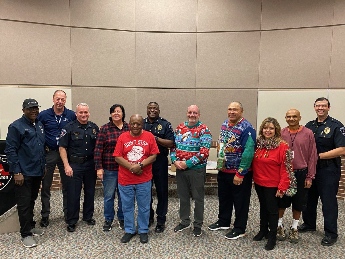 Had a great time w/ our Arlington Clergy And Police Partnership (ACAPP) group tonight at their holiday party!

Our faith leaders are invaluable. They offer support to our officers. They provide important insight into the issues their communities are facing. 

We appreciate them!