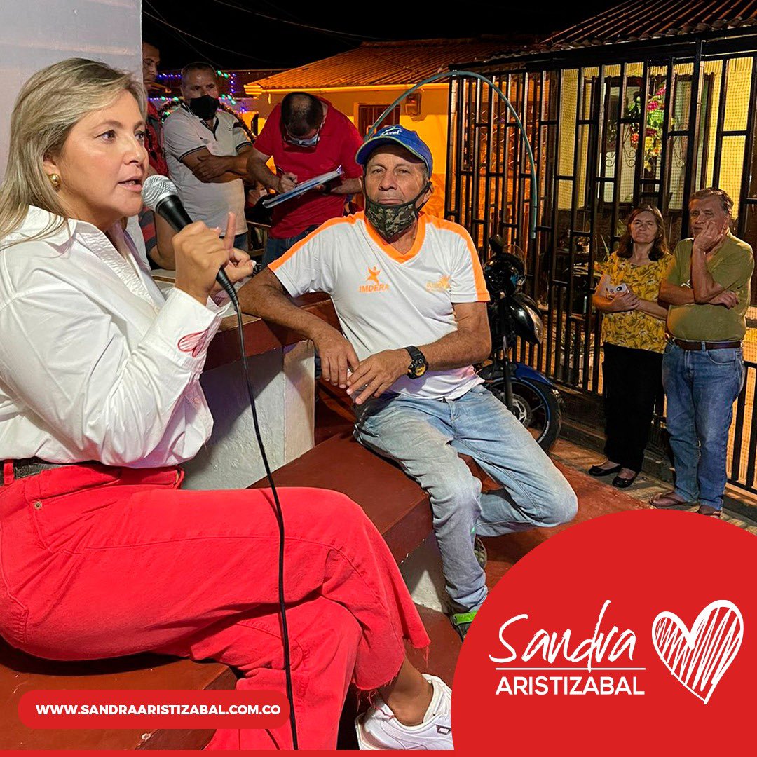 sandraaristis's tweet photo. Llegó diciembre con toda su alegría, color y belleza. Reunirme con mis amigos en sus casas, escuchar de ellos cómo viven y lo que necesitan, nutren este proyecto que está tomando la forma de progreso que el Quindío necesita.#mascorazon #TrabajoDeCorazon #corazon #MasCorazón https://t.co/cdelHhVauH