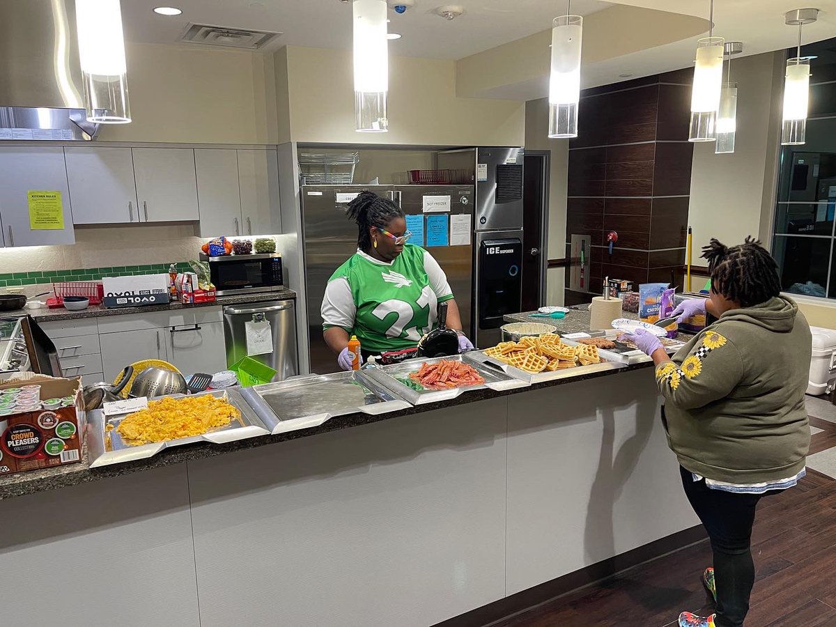 untrawlinshall's tweet photo. Thank you everyone for coming out to our Late Night Breakfast program! Hope you enjoyed the breakfast cooked by our Community Director, Elizabeth, and our Faculty in Residence, Dr. Hinton. 

Good luck to all of our residents on  finals!! We are rooting for you!! Go RamFam!💚🖤🤍 https://t.co/0AXm4cKqr2
