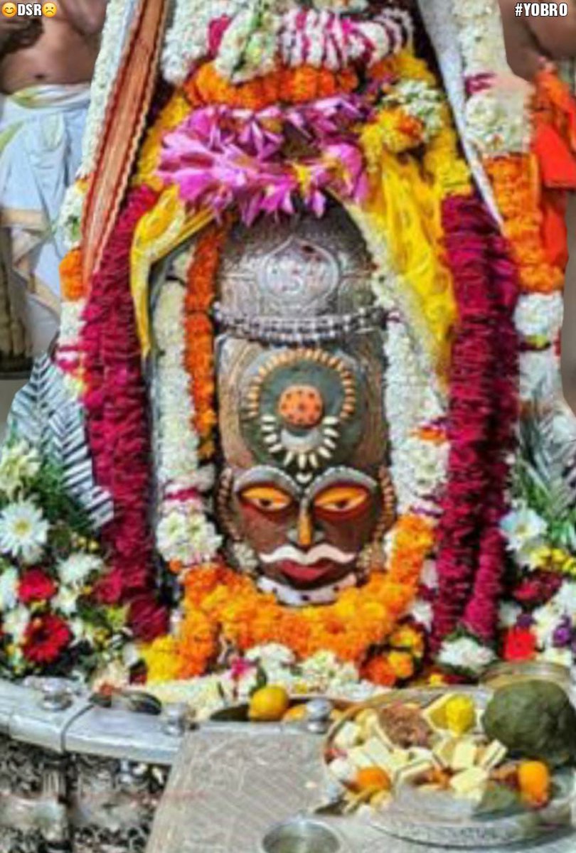 Dhirendra0029's tweet photo. 🙏🌹 *Aum Tryambakam Yajamahe Sugandhim Pushtivardhanam*.
*Urvarukamiv bandhananmrityormukshiyya mamritat*॥🙏
*Today's Bhasma Aarti Shringar Darshan of Shri #Mahakaleshwar Jyotirlinga*!
*#03th December 2021 Friday*
🕉🌹 *#Aum_Namah_Shivay*🌹🕉
🕉🌹 *#Har_Har_Mahadev*🌹🕉 https://t.co/ZVKvqaLYhZ
