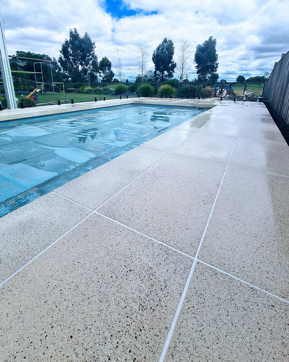 AnstonAP's tweet photo. The gorgeous, cream tones of our Dune #paving and #poolcoping give off sandy beach vibes at @MelbournePavin1's Eynesbury project 🏖
Featuring exposed pebble detail for that extra special touch ✨
#beachy #materialpalette #architecturalconcrete https://t.co/Suqgy0FMnA