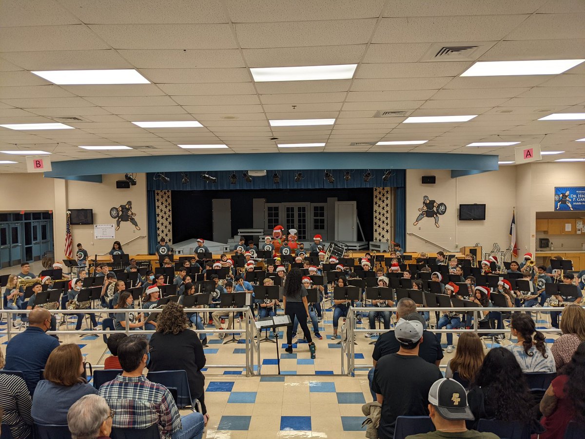 First holiday concert of the season done ✅. Look at all those beginners 👀 @nisdgarcia