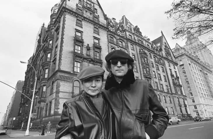 WerewolfRadar's tweet photo. After John died, Yoko, who still lives in the Dakota, said she witnessed John's ghost sitting at his piano. Yoko says John told her: "Don't be afraid. I am still with you."
#GhostStoriesforChristmas #ghoststories #celebrityghoststories #werewolfRadar https://t.co/cGamDHQjAT