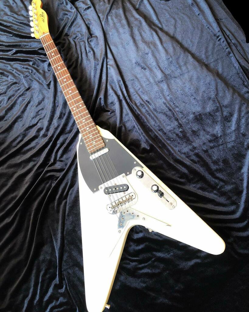 ericdelrey's tweet photo. Esta es mi nueva guitarra custom “del Rey”. Hecha de piezas que fui consiguiendo, ahí tenía o mandé a hacer con los mejores de los mejores!
.
.
.

.
.
#flyingv #telecaster #customguitars #mexicanguitar #diyguitar https://t.co/cqgeO24qW3 https://t.co/lvJwKmB7Nw