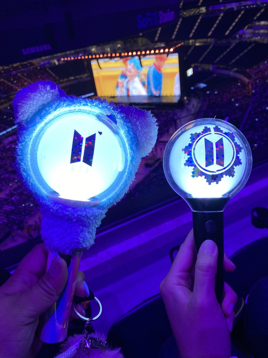 ShesHopeful34's tweet photo. Two days of @BTS_twt with the bestie @PiedPiperedOT7 βGO ALL OUT! #NOREGRETS #bts #PTD_ON_STAGE_LA #PTD_ON_STAGE_LA_Day4 #NativeARMY https://t.co/RfW50MSIDV