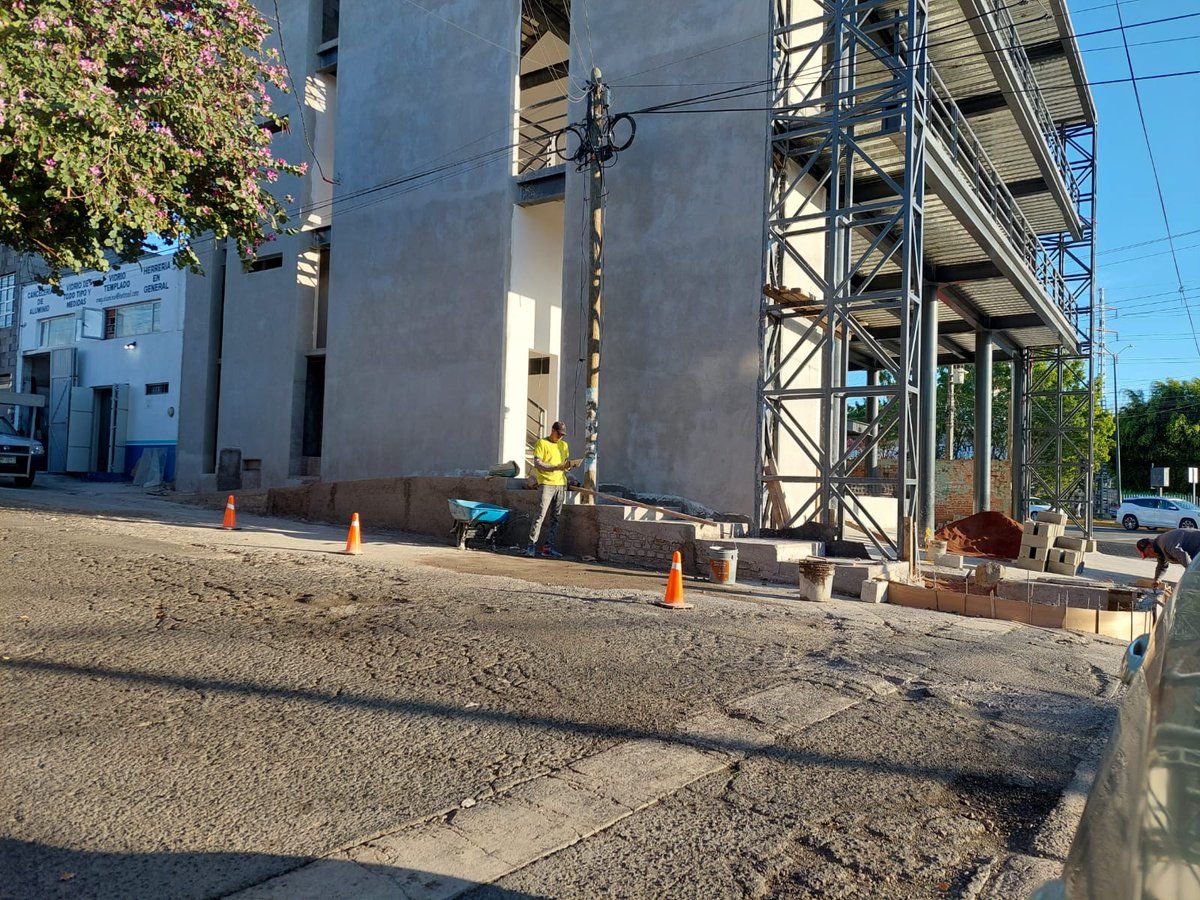 sandiucy's tweet photo. @semovep En Lomas de la Huerta colocaron una banqueta que no cumple con la Norma Técnica de Diseño de Calles, la utilizan para crear un acceso privado el cual es peligroso para los vecinos de la colonia, sobretodo los adultos mayores y personas con discapacidad #elpeatonesprimero https://t.co/vI8dI88zNL