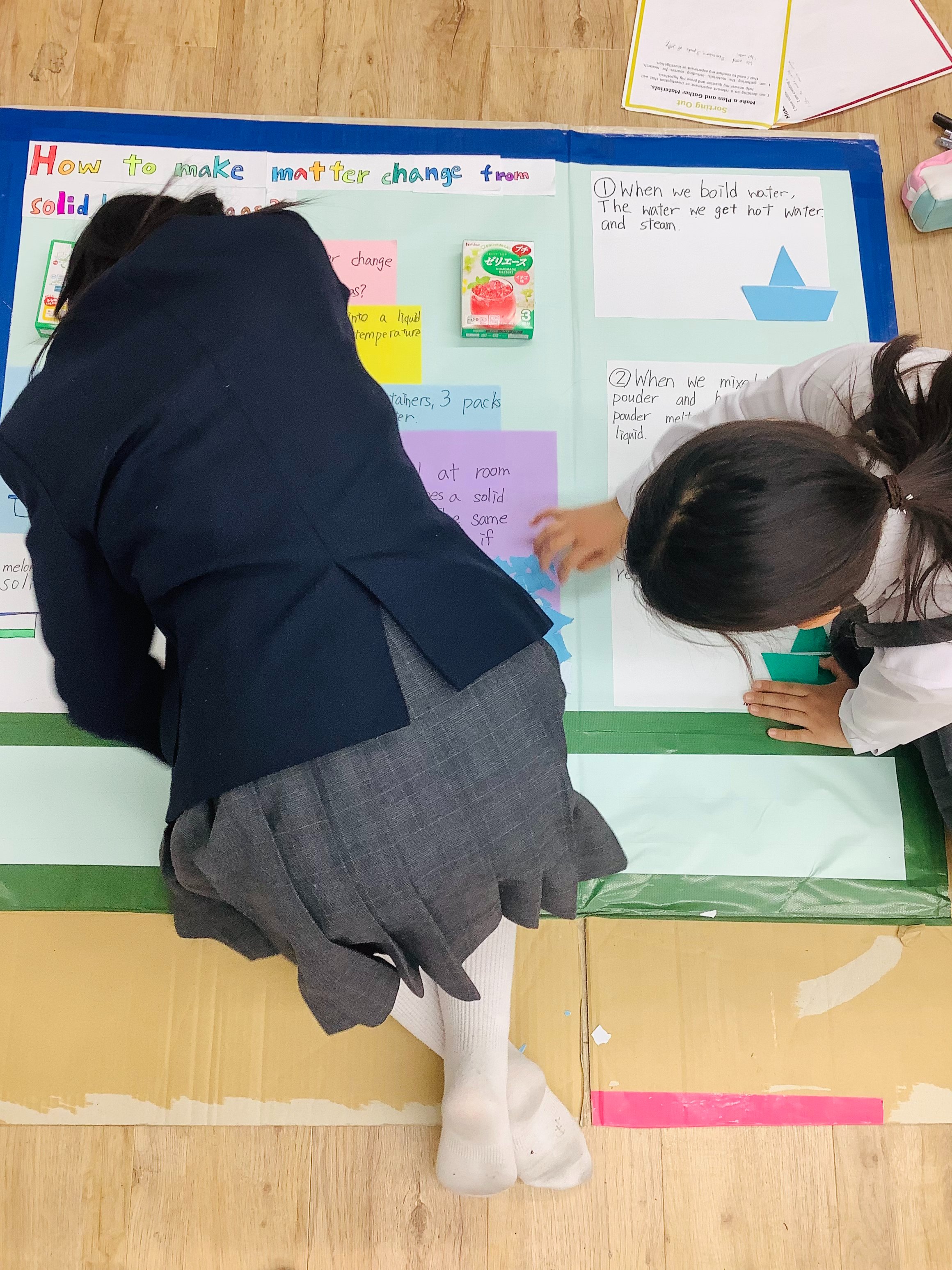 Aic World College 広島 初等部 Grade3 3年生 のenglishの授業の様子です 物質を固体 液体 気体へと変化させる方法について学んでいます まずは自分たちで予測を立て 実際に実験をし それらをまとめ発表します 発表するときの表情も日に日に自信に
