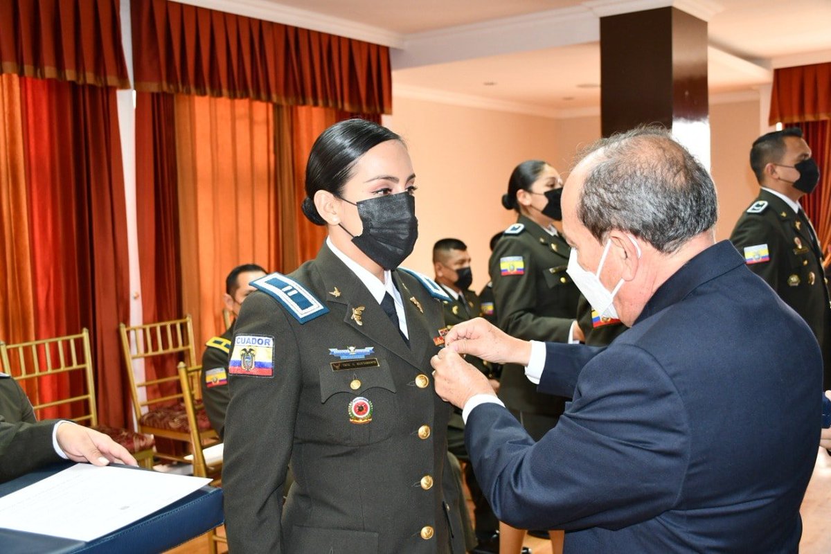 Entregando a nombre del #GobiernoDelEncuentro el Acuerdo Público Solemne al Mérito Profesional a uniformados de varias Unidades de la Policía Nacional Subzona #ElOro, reconocimiento que se da al trabajo comprometido de los uniformados en beneficio de la seguridad de los #Orenses.