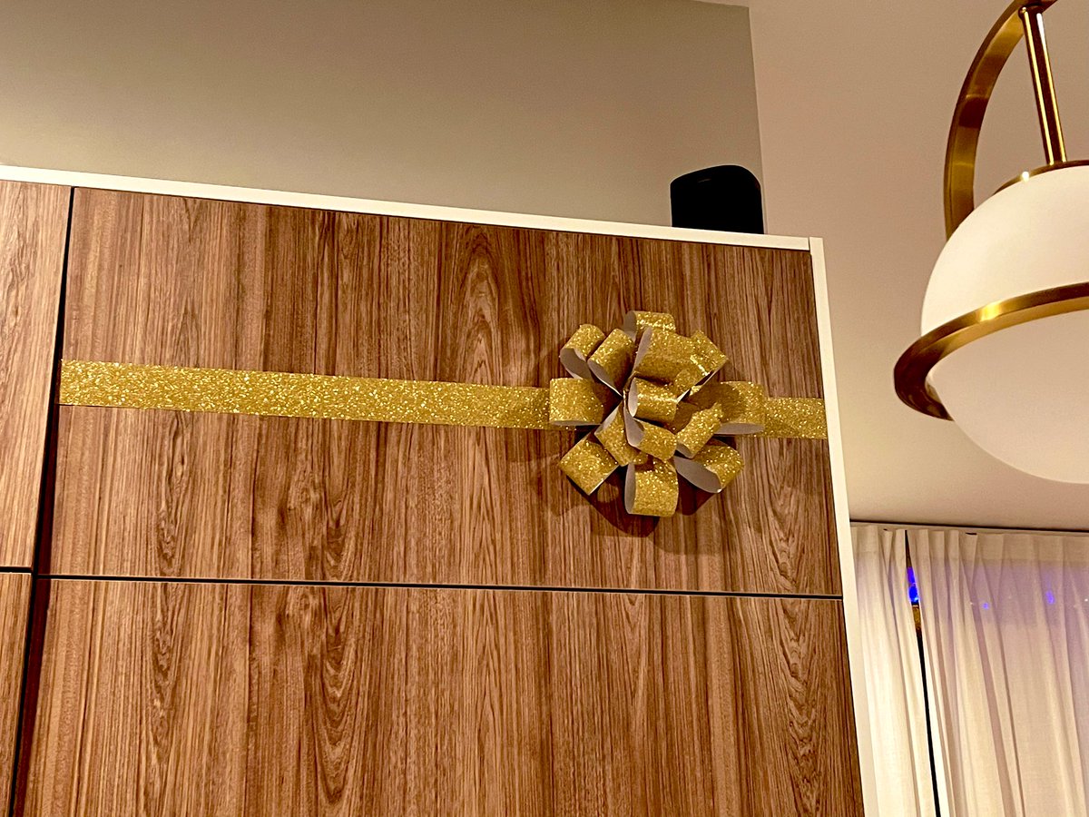 EEBolton's tweet photo. I made this bow and I’m feeling very good about it #bestwrapperalive https://t.co/DRyvFEkIvM