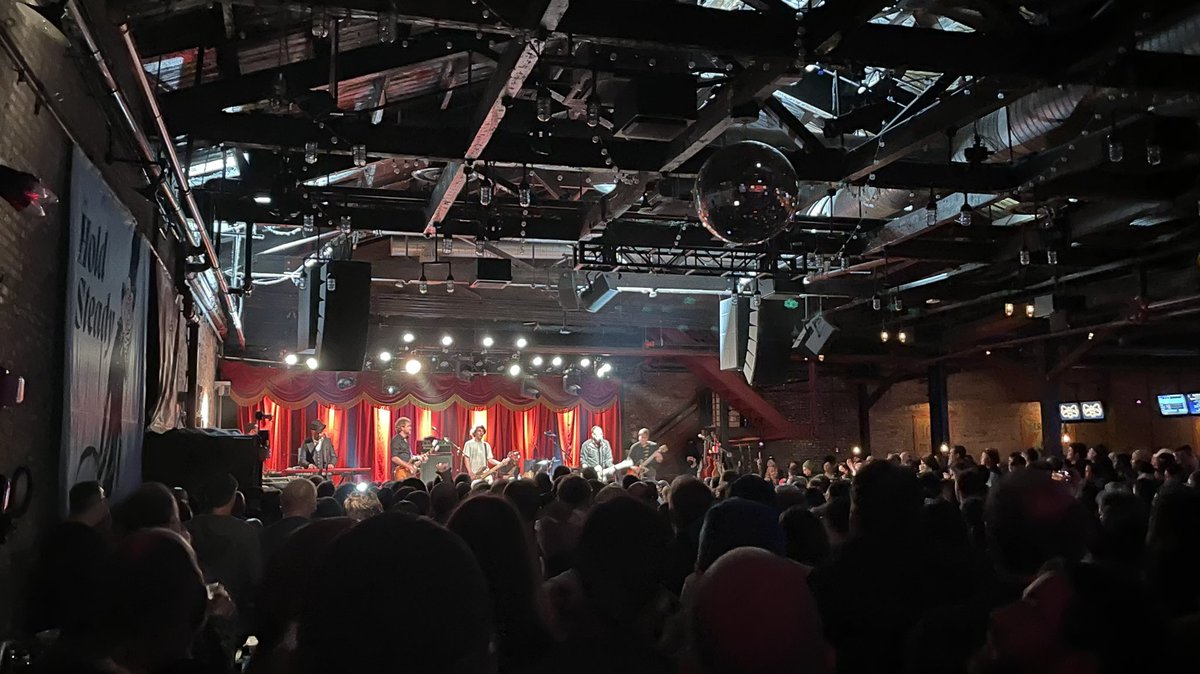 I said it 2 years ago…I’ll say it again.  I need <a href="/Buccigross/">BucciOT.Com</a> shoulders to see.  I’m a man.  I’m 40.  But I’m still waiting for that growth spurt.  #theholdsteady