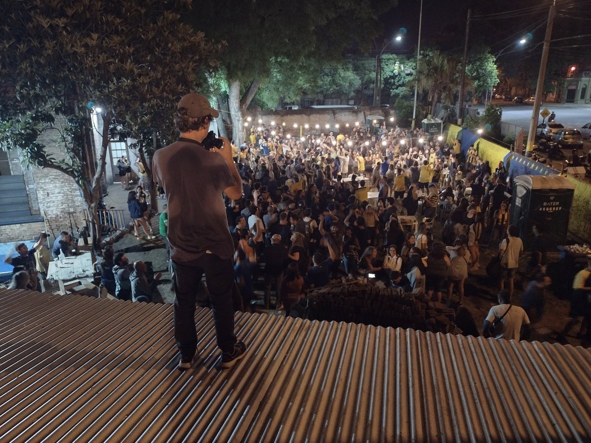 #PatioCerveceroFundacional
Un fotógrafo francés queriendo entender esto.