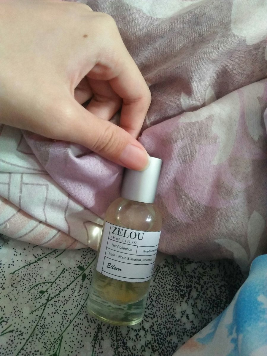 dnmlxxx's tweet photo. @ohmybeautybank kalo aku pke yg ini nderrr, enak juga wanginya😭 https://t.co/ZwaTsHXfL6