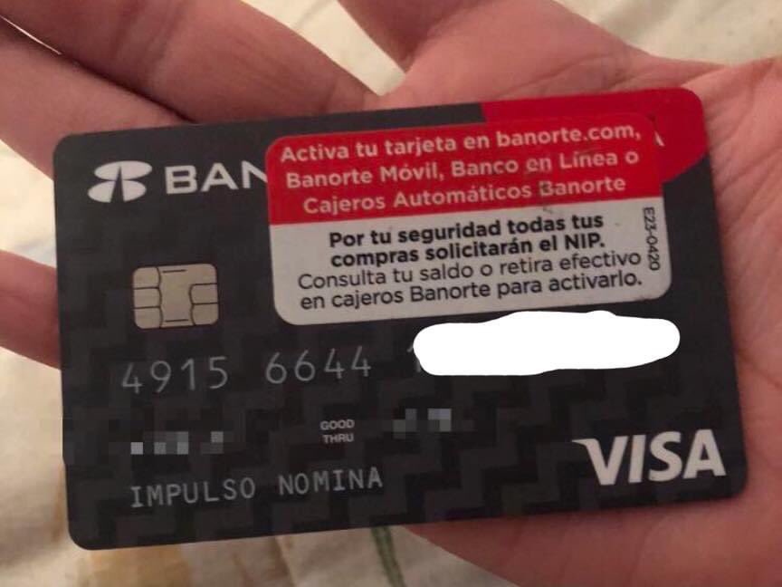 NewsSanmiguel's tweet photo. Sofi fue a uno de los cajeros de #Banorte en la plaza La Luciérnaga, a eso de las  7:30 pm y alguien olvidó su tarjeta. La quiere entregar a su dueño; dile que la tienen bajo resguardo y que se #comunique al 415149292. ¿Nos ayudas compartir?

#sanmigueldeallende https://t.co/EGnJuI5GJ5
