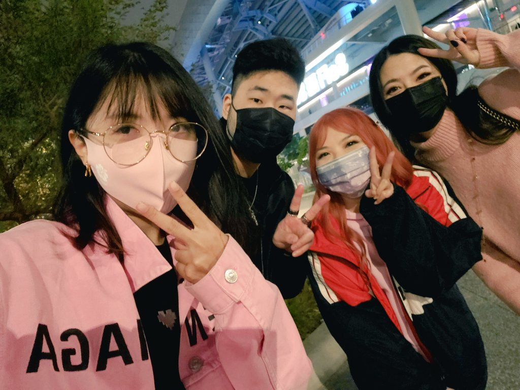 LilyPichu's tweet photo. BTS CONCERT :D https://t.co/AawBnt59oC
