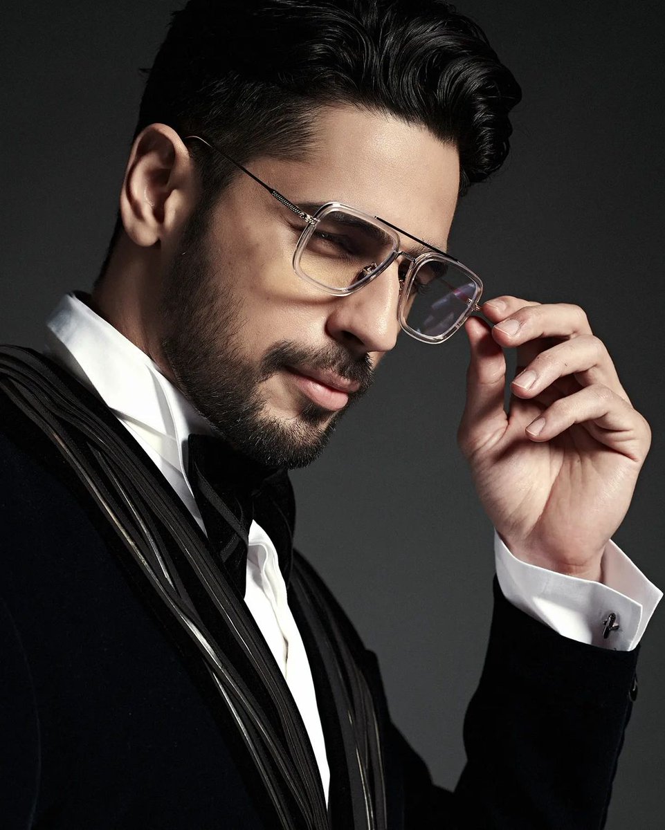 iwmbuzz's tweet photo. @SidMalhotra looks dapper in black
#SiddharthMalhotra #DapperLook #dapper #backlook https://t.co/ymcbh1hIFq