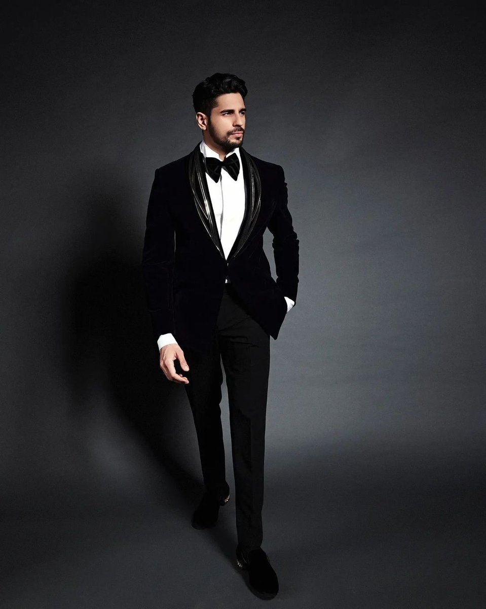 iwmbuzz's tweet photo. @SidMalhotra looks dapper in black
#SiddharthMalhotra #DapperLook #dapper #backlook https://t.co/ymcbh1hIFq