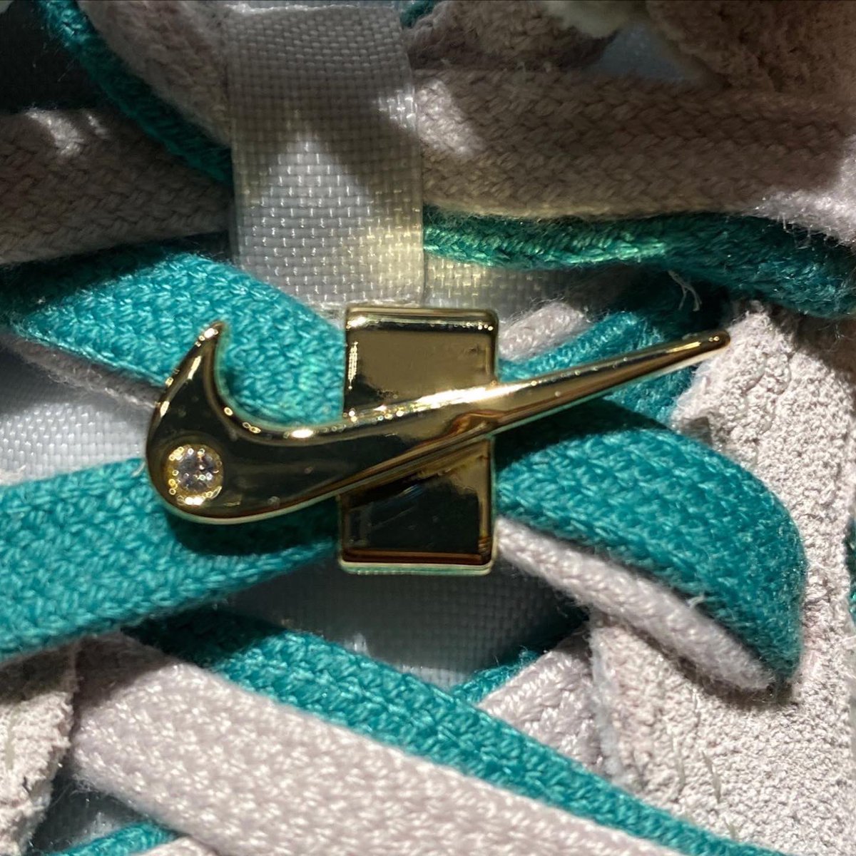9h9h_nahanaha's tweet photo. 本日もオープン致しました☀️
NIKE DUNK HI SE "FIRST USE"
コレは今年のうちに紹介せねば😤
2021年はナイキの「SWOOSH」の生誕50周年🖐
当時のSWOOSHを外側に刺繍で再現し、初めて使われた日付「June 18,1971」のプリント✨
今日も19時まで営業しております🙋🏻‍♂️
#nike #dunk #firstuse #swoosh
#9H9H https://t.co/aBc4UssbEM