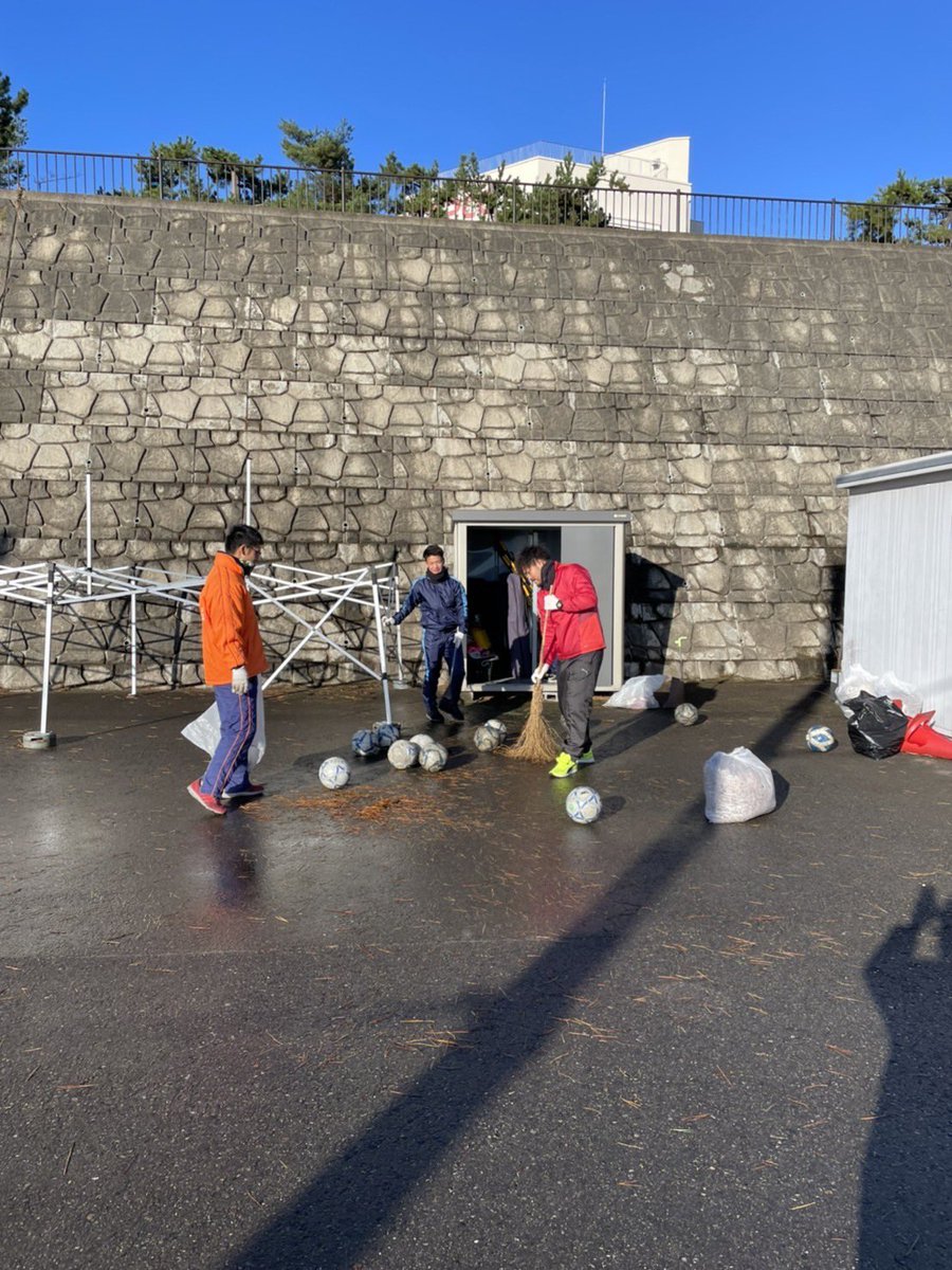 sandaisoccer's tweet photo. 12月3日　金曜日

本日は、今年1年間お世話になった刈羽ピアパークさんの清掃を行いました。
普段見ない所や見えない所にゴミや雑草が生えてたりしてビックリしたと同時に気付けた部分もありました。
来年も使わさせていただくので『来た時よりも美しく』をモットーに来年は活動していきたいです。 https://t.co/dEtxIgtuXx