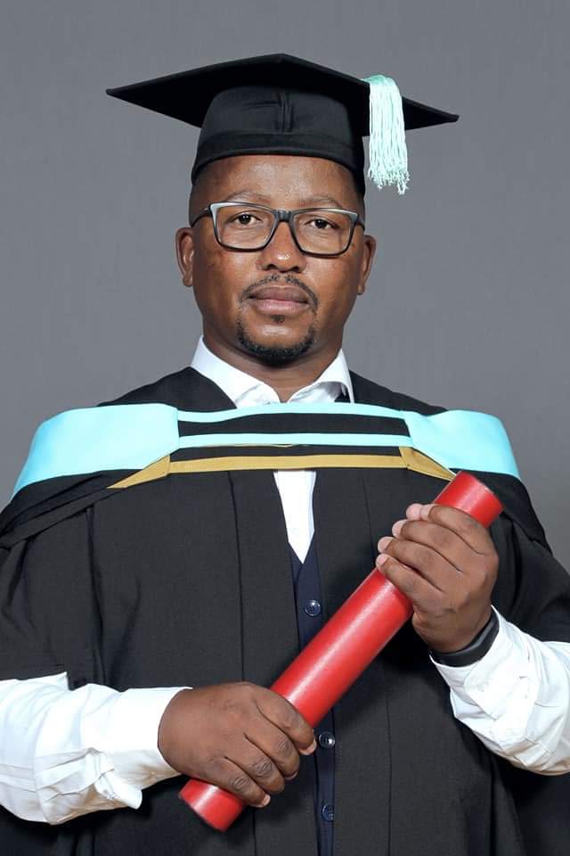 KB_medupe's tweet photo. @FabAcademic Everytime when there was a school trip, I had to borrow my cousin's shoes cos my parents couldn't afford to buy me a pair &amp; sometimes I was ridiculed at for it, however, I graduated with Master of IT at UP &amp; graduating again in April next yr MBA from Milpark Business School 🙏 https://t.co/AVSpu14AN1