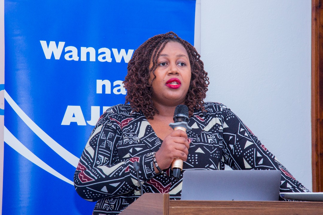 WiLDAFTz's tweet photo. "Maneno yasiyo ya staha mahala pa kazi ni udhalilishaji, ni lazima tujue namna sahihi ya mawasiliano kazini." - @anabahatimlay, mwakilishi @ATE_Tanzania
#UsawaNaHakiKazini
#KomeshaUkatili
#Ratify190
@LSFTanzania
@WanawakeNaAjira https://t.co/SWKUFo1z6m